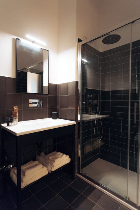 Deluxe Room, with terrace, City view | Bathroom | Shower, hair dryer, bidet, towels
