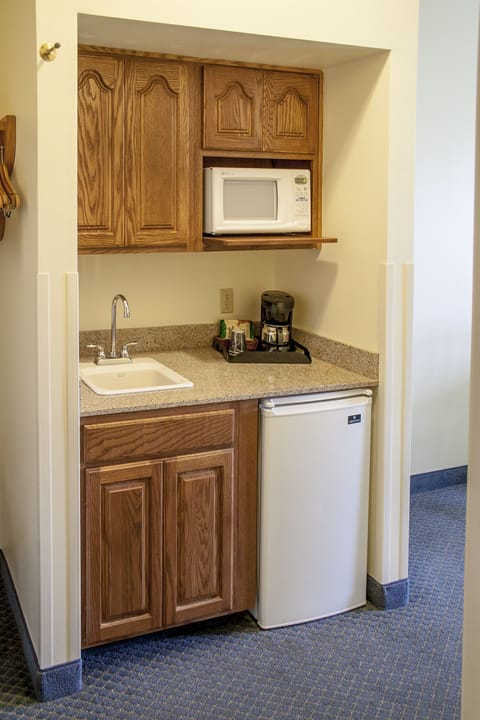 Deluxe Room, 1 Bedroom | Private kitchenette | Fridge, microwave, coffee/tea maker