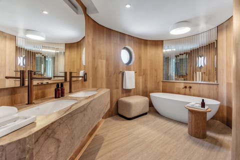 Suite (Sea Facing) | Bathroom | Towels, soap, shampoo, toilet paper