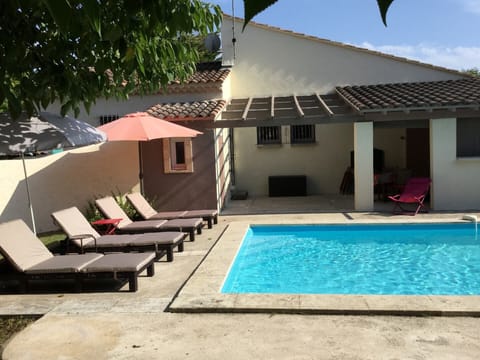 MOURIÈS holidays rental, comfortable house for rent, swimming pool for 6 people. Online reservation with Plaisirs & Maisons de Provence