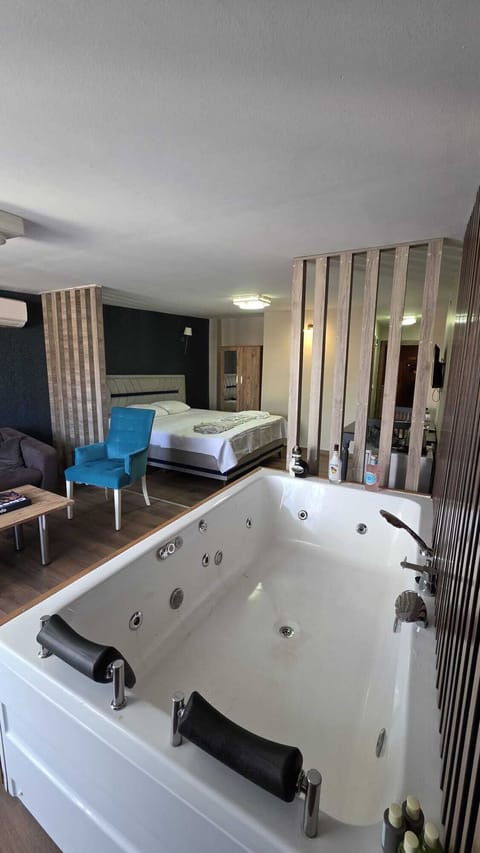 Deluxe Penthouse, Balcony | Laptop workspace, free WiFi