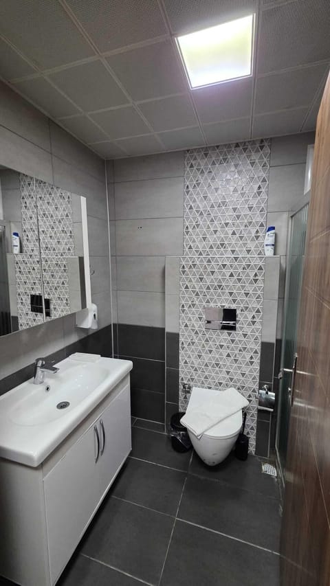 Deluxe Penthouse, Balcony | Bathroom | Free toiletries, hair dryer, slippers, towels