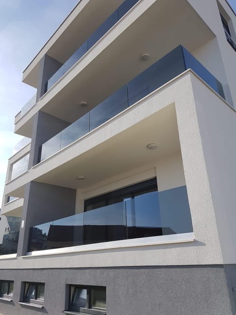 938b2b21-84bc-4869-aa3f-622a05695a49