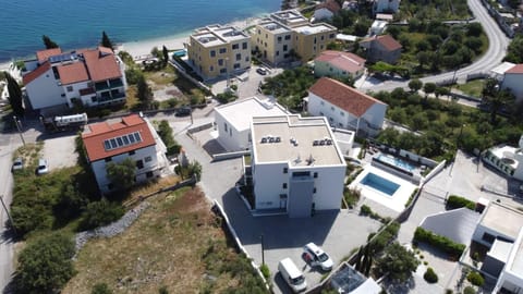 775c0c15-ac45-406e-bd0a-6fa91c7b5ec8