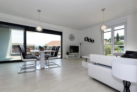 b12f560d-a74b-4298-b050-825f96edf639