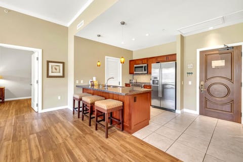  Warm, modern kitchen with island seating and stainless steel appliances. HKK-104