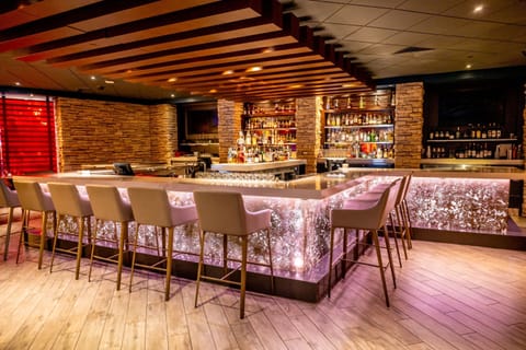 2 bars/lounges