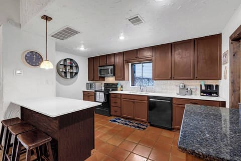 1eeb6175-22e4-44a6-af61-5004a383a7cd