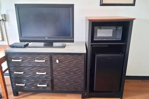 Room, 1 Queen Bed, Non Smoking | Blackout drapes, iron/ironing board, free WiFi, bed sheets