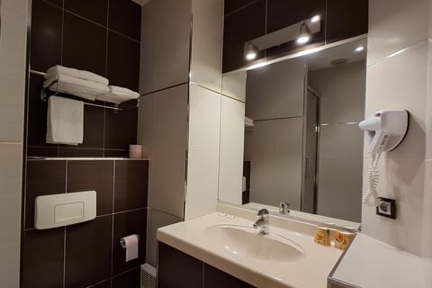 Shower, free toiletries, hair dryer, towels