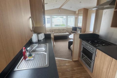 Fridge, oven, stovetop, electric kettle
