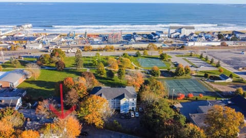 Explore Old Orchard Beach from an ideal location  — just one street back from the excitement, yet peaceful and quiet. Enjoy a quick 5-minute stroll to the white sand beach, the iconic pier, and Palace Playland amusement park. Shops and dining nearby.