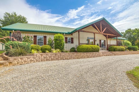 Bells Vacation Rental | 3BR | 2.5BA | 1,925 Sq Ft | 3 Steps to Enter