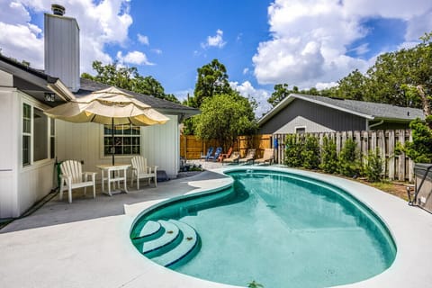 Beautiful and Spacious Backyard with Pool, Hot Tub, Outdoor TV and Plenty of Sitting Areas