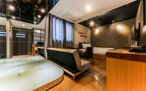 Luxury Suite | Desk, laptop workspace, free WiFi