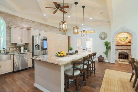 With double ovens, a large fridge, and generous counter space, the main kitchen is built for real-life stays. Whether you're cooking for two or ten, it’s got the space and tools to make it easy.