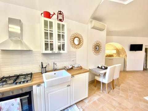 Luxury Townhome, City View | Private kitchen