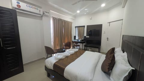 Double Room | In-room safe, iron/ironing board, free WiFi
