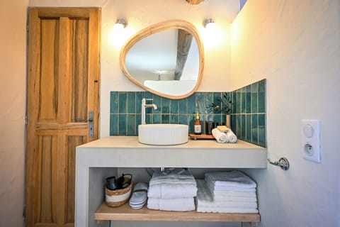 Deluxe Double Room | Bathroom | Shower, hair dryer, towels, soap