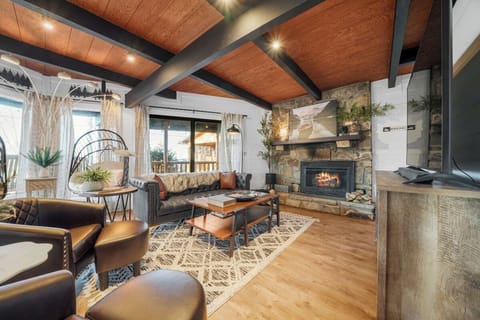 Smoky Fox Lodge's main living area