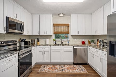 Enjoy cooking in the fully equipped chef’s kitchen.