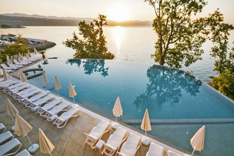 Indoor pool, seasonal outdoor pool, pool umbrellas, sun loungers