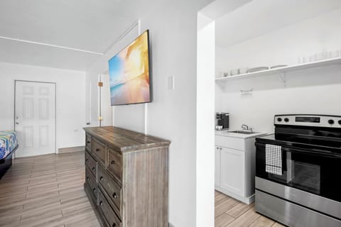 Family Studio Suite, 2 Queen Beds, Kitchen, Canal View | Private kitchen | Mini-fridge, microwave, coffee/tea maker