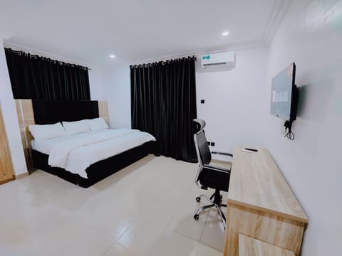 Superior Apartment | Desk, laptop workspace, free WiFi, bed sheets
