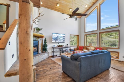 Luxury Townhome, Patio, Mountain View | Living area