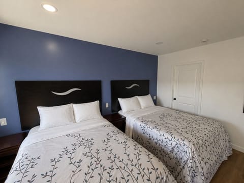 Deluxe Quadruple Room, 2 Double Beds | Desk, laptop workspace, WiFi (free), bed sheets