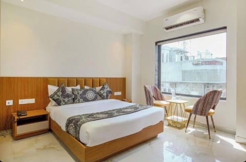 Deluxe Double Room | Iron/ironing board, free WiFi