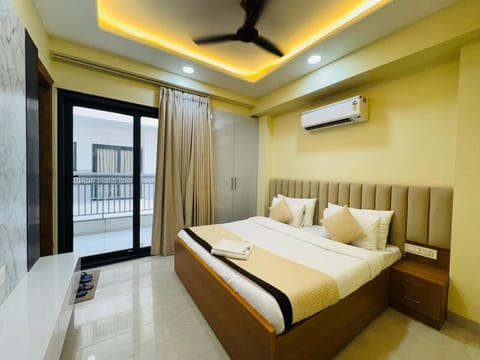 Premium bedding, down comforters, pillowtop beds, desk