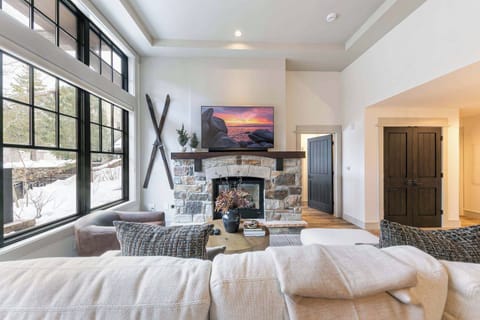 8001 Northstar Dr Unit 101-print-013-010-Interior-3266x2178-300dpi