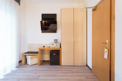 Comfort Double Room, Balcony, Mountain View | Free WiFi, bed sheets