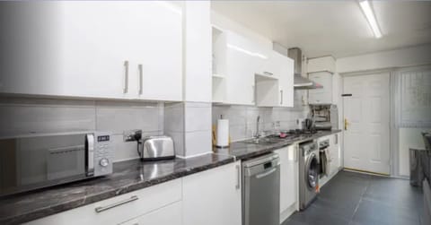 Fully fitted kitchen with washing machine/ oven/ stove/ dishwasher and cookware