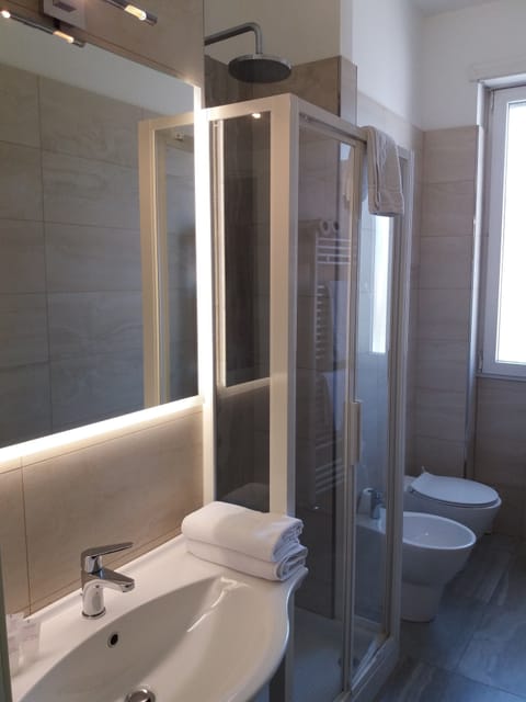 Quadruple Room | Bathroom | Free toiletries, hair dryer, bidet, towels