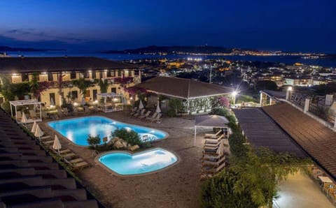 2 outdoor pools, sun loungers