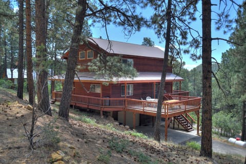 Come on in! Deer Ridge Cabin is tucked away on 2 private acres