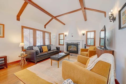 House, Multiple Beds, Patio, Garden View (Belmont Shore Cottage) | Living area | 42-inch flat-screen TV with digital channels
