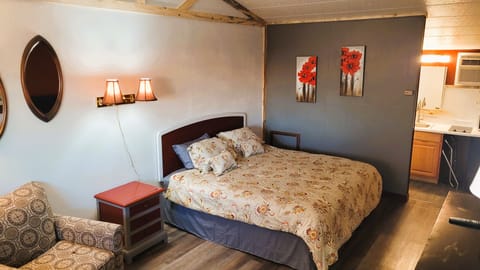 Room | Desk, laptop workspace, free WiFi