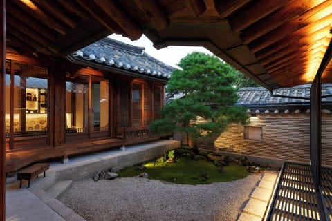 Hillo Jae | Courtyard view