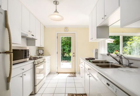 Fully equipped kitchen.