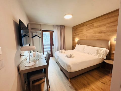 Classic Double Room | In-room safe, desk, soundproofing, free WiFi