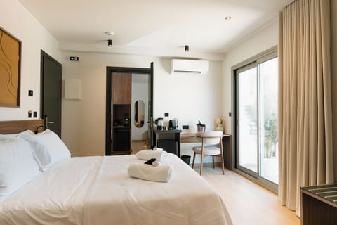Family Quadruple Room | In-room safe, desk, soundproofing, iron/ironing board