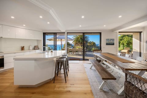 House | 6 bedrooms, desk, high-speed internet