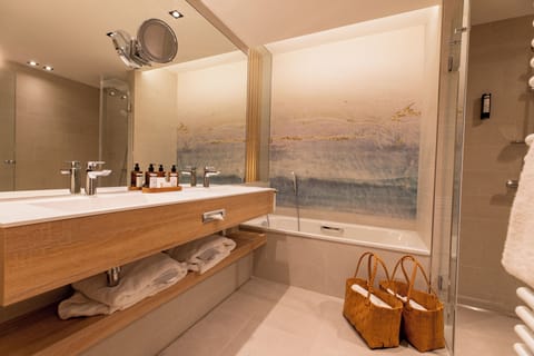 Deluxe Double Room, Balcony, Garden View | Bathroom | Free toiletries, hair dryer, slippers, towels