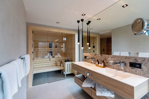 Luxury Suite, Balcony, Garden View | Bathroom | Free toiletries, hair dryer, slippers, towels