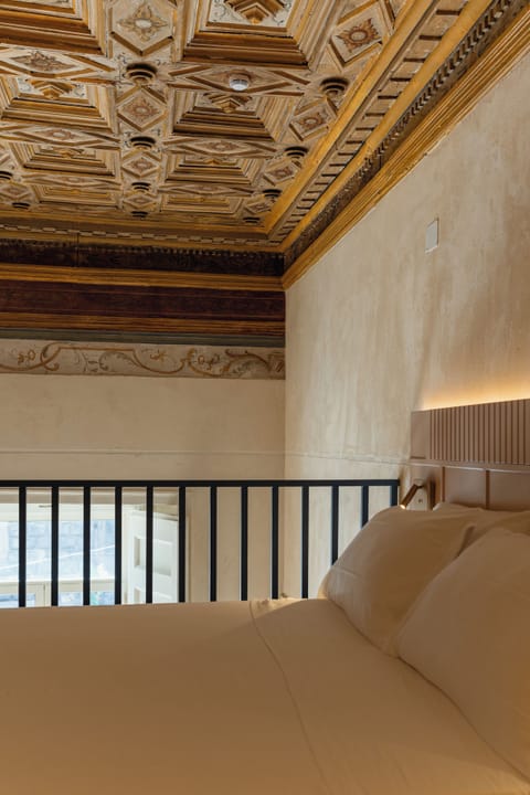 Deluxe Suite | Minibar, in-room safe, blackout drapes, soundproofing