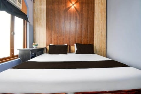 Economy Room, 1 Double Bed, Smoking, Balcony | Desk, free WiFi