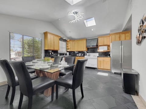 House, Multiple Beds, Pool Access, Pool View (Wilson Tempe) | Private kitchen | Coffee/tea maker